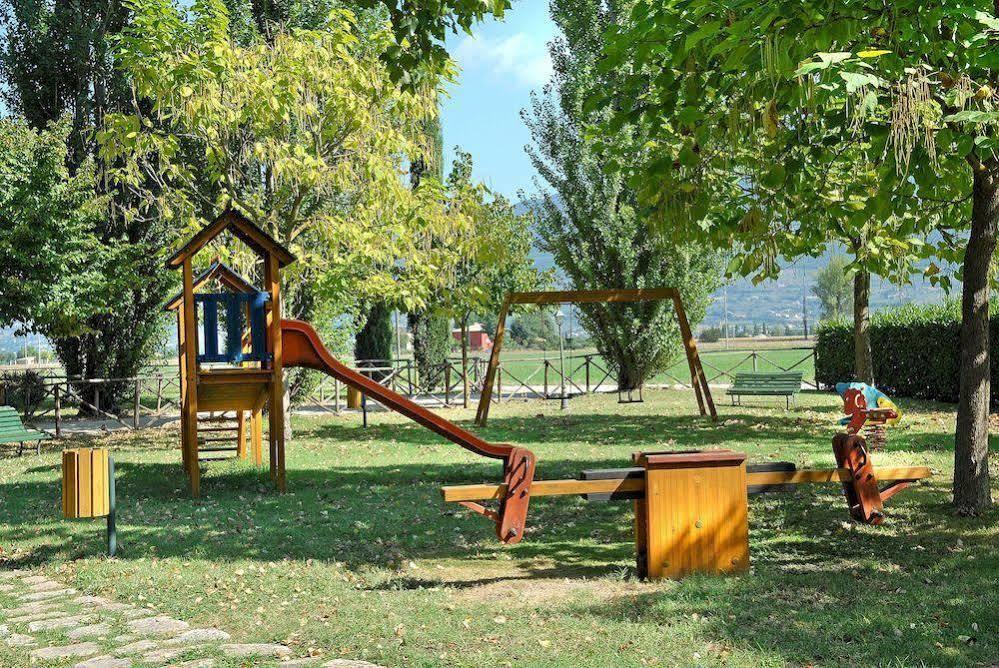 Agriturismo Le Due Torri Torre Quadrano Spello Exterior photo